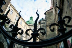 Строб шнурка металла крупного плана исконный против старых домов стоковое фото Строб шнурка металла крупного плана исконный против старых домов стоковое фото