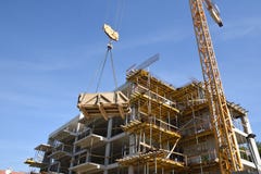 Строительная площадка, кран, деревянная коробка, веревочки, конкретное consturction и вещество стоковое изображение Строительная площадка, кран, деревянная коробка, веревочки, конкретное consturction и вещество стоковое изображение