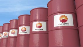 Строка металла barrels с логотипом PetroChina против неба, редакционного перевода 3D иллюстрация штока Строка металла barrels с логотипом PetroChina против неба, редакционного перевода 3D иллюстрация штока