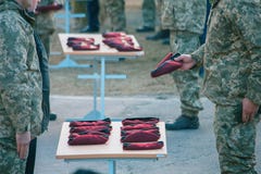 Строка солдата военной формы парада армии, presentment красных шляп стоковая фотография Строка солдата военной формы парада армии, presentment красных шляп стоковая фотография