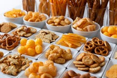 Строки много типов смачных закусок в белых керамических блюдах Стоковое фото RF Строки много типов смачных закусок в белых керамических блюдах Стоковое фото RF