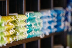 Строки покрашенных свечей обедающего воска на дисплее в магазине в полках стоковая фотография rf Строки покрашенных свечей обедающего воска на дисплее в магазине в полках стоковая фотография rf