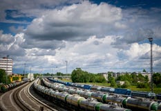 Строки фур нефти и газ на следе поезда стоковые изображения rf Строки фур нефти и газ на следе поезда стоковые изображения rf
