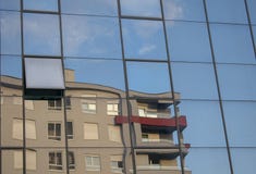 Строя отражение в другом окне зданий стоковая фотография Строя отражение в другом окне зданий стоковая фотография