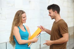 Студенты говоря счастливое внешнее стоковое изображение Студенты говоря счастливое внешнее стоковое изображение