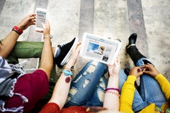 Студенты колледжа используя концепцию приборов цифров стоковое изображение Студенты колледжа используя концепцию приборов цифров стоковое изображение