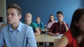 Студенты с тетрадями писать испытание на школе видеоматериал Студенты с тетрадями писать испытание на школе видеоматериал