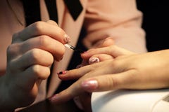 Студент на курсах подготовки маникюра подготавливает руку клиента перед прикладывать шеллак применение дальше стоковая фотография Студент на курсах подготовки маникюра подготавливает руку клиента перед прикладывать шеллак применение дальше стоковая фотография