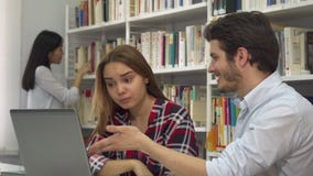 2 студента спорят о что-то на компьтер-книжке стоковое фото rf 2 студента спорят о что-то на компьтер-книжке стоковое фото rf