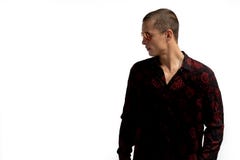 Студия снятая молодого красивого серьезного человека с короткой стрижкой, нося стильной черной рубашки с розовой печатью что смот стоковая фотография rf Студия снятая молодого красивого серьезного человека с короткой стрижкой, нося стильной черной рубашки с розовой печатью что смот стоковая фотография rf