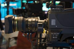 Студия телевидения с камерой и светами - тв-шоу записи поле глубины отмелое стоковое фото Студия телевидения с камерой и светами - тв-шоу записи поле глубины отмелое стоковое фото