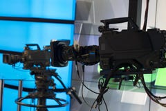 Студия телевидения с камерой и светами - тв-шоу записи поле глубины отмелое стоковая фотография Студия телевидения с камерой и светами - тв-шоу записи поле глубины отмелое стоковая фотография