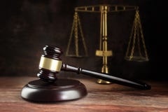 Судите молоток и масштабы на деревянном столе, символе для баланса и стоковые изображения rf Судите молоток и масштабы на деревянном столе, символе для баланса и стоковые изображения rf