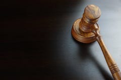 Судьи или молоток грецкого ореха аукционистов на черной таблице стоковое изображение Судьи или молоток грецкого ореха аукционистов на черной таблице стоковое изображение