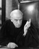 Судья в зале судебных заседаний указывая его палец вверх (все показанные люди более длинные живущие и никакое имущество не сущест стоковые фото Судья в зале судебных заседаний указывая его палец вверх (все показанные люди более длинные живущие и никакое имущество не сущест стоковые фото