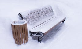 Суд с урной для избирательных бюллетеней заполненной вверх со снегом стоковые фотографии rf Суд с урной для избирательных бюллетеней заполненной вверх со снегом стоковые фотографии rf