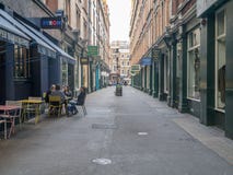Суд Сесиль около квадрата Лестера Узкая pedestrianised улица где сборники могут найти, монетки, книги, и музыка стоковые изображения rf Суд Сесиль около квадрата Лестера Узкая pedestrianised улица где сборники могут найти, монетки, книги, и музыка стоковые изображения rf
