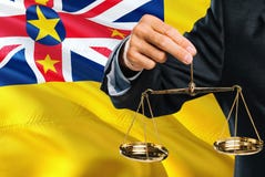 Судья держит золотые весы правосудия с предпосылкой флага Ниуэ развевая Тема равности и законная концепция бесплатная иллюстрация Судья держит золотые весы правосудия с предпосылкой флага Ниуэ развевая Тема равности и законная концепция бесплатная иллюстрация