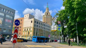 Суматоха города летом с движением автомобилей видеоматериал Суматоха города летом с движением автомобилей видеоматериал