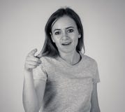 Сумашедшая и агрессивная предназначенная для подростков девушка в выражениях лица и отрицательных человеческих эмоциях стоковые фотографии rf Сумашедшая и агрессивная предназначенная для подростков девушка в выражениях лица и отрицательных человеческих эмоциях стоковые фотографии rf
