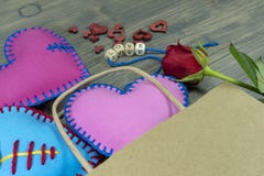 Сумка вполне handmade сувенира сердца на деревенской древесине стоковые изображения Сумка вполне handmade сувенира сердца на деревенской древесине стоковые изображения