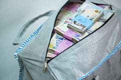 Сумка наличных денег примечания найры и местных валют стоковые изображения Сумка наличных денег примечания найры и местных валют стоковые изображения