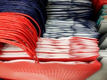 Сумки подарка в магазине Много пестротканых сумок подарка для оборачивать подарка стоковое изображение rf Сумки подарка в магазине Много пестротканых сумок подарка для оборачивать подарка стоковое изображение rf