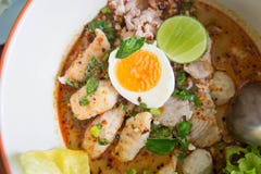 Суп лапши, суп свинины еды животика yum с вкусной тайской едой стоковые фотографии rf Суп лапши, суп свинины еды животика yum с вкусной тайской едой стоковые фотографии rf