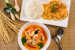 Суп морепродуктов Тома yum пряный типичный тайский, очень вкусная тайская кухня стиля еды стоковые фотографии rf Суп морепродуктов Тома yum пряный типичный тайский, очень вкусная тайская кухня стиля еды стоковые фотографии rf