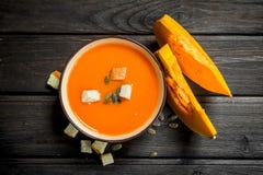 Суп тыквы в шаре с сухарями стоковое изображение Суп тыквы в шаре с сухарями стоковое изображение