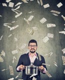 Супер возбужденный человек с лотком чирея под дождем долларовых банкнот денег стоковая фотография rf Супер возбужденный человек с лотком чирея под дождем долларовых банкнот денег стоковая фотография rf