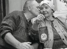 Супруг и жена внутри команды празднуют годовщину совместной жизни 50 лет Стоковые Фотографии RF Супруг и жена внутри команды празднуют годовщину совместной жизни 50 лет Стоковые Фотографии RF