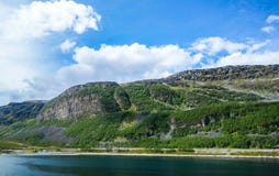 Сухие условия дороги в Норвегии с горами стоковые фотографии rf Сухие условия дороги в Норвегии с горами стоковые фотографии rf