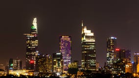 Сцена города с современными зданиями в деловом районе Хошимина центральном к ночь стоковое фото rf Сцена города с современными зданиями в деловом районе Хошимина центральном к ночь стоковое фото rf