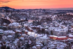 Сцена зимы с видом с воздуха города Бергена на зоре стоковые изображения rf Сцена зимы с видом с воздуха города Бергена на зоре стоковые изображения rf