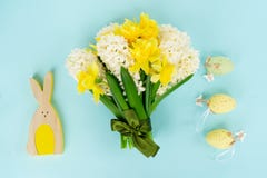 Сцена пасхи с покрашенными яичками стоковая фотография Сцена пасхи с покрашенными яичками стоковая фотография