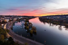 Сцена Праги вечера над рекой Влтавы/Moldau в Праге принятой от вершины замка Vysehrad, чехии Стоковое Изображение RF Сцена Праги вечера над рекой Влтавы/Moldau в Праге принятой от вершины замка Vysehrad, чехии Стоковое Изображение RF