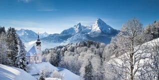 Сценарный ландшафт зимы в Альпах с церковью стоковые фото Сценарный ландшафт зимы в Альпах с церковью стоковые фото