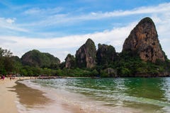Сценарный взгляд на пляже, море и скалы от Railay приставают к берегу стоковое фото Сценарный взгляд на пляже, море и скалы от Railay приставают к берегу стоковое фото