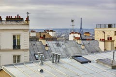 Сценарный взгляд парижских крыш и Эйфелевой башни от Montmartre Стоковое фото RF Сценарный взгляд парижских крыш и Эйфелевой башни от Montmartre Стоковое фото RF
