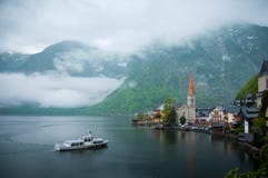 Сценарный взгляд художественной открытки известного горного села Hallstatt с Hallstaetter видит в австрийских Альпах, зоне Salzka стоковое фото rf Сценарный взгляд художественной открытки известного горного села Hallstatt с Hallstaetter видит в австрийских Альпах, зоне Salzka стоковое фото rf