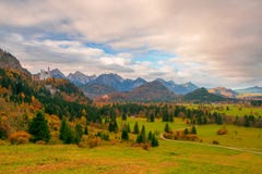 Сценарный взгляд высокогорной долины с Нойшванштайном и Hohenschwangau рокирует на утре осени стоковая фотография rf Сценарный взгляд высокогорной долины с Нойшванштайном и Hohenschwangau рокирует на утре осени стоковая фотография rf