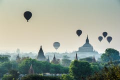 Сценарный восход солнца с много горячих воздушных шаров в перемещении Мьянмы стоковое изображение Сценарный восход солнца с много горячих воздушных шаров в перемещении Мьянмы стоковое изображение