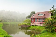 Сценарный ландшафт дом кирпича озером Отражение в воде стоковые фото Сценарный ландшафт дом кирпича озером Отражение в воде стоковые фото
