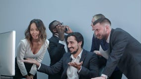 Счастливая multiracial группа в составе предприниматели празднуя их успех стоковое фото rf Счастливая multiracial группа в составе предприниматели празднуя их успех стоковое фото rf