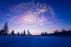 Счастливая карточка Нового Года с фейерверком, лесом и северным светом Стоковые Фото Счастливая карточка Нового Года с фейерверком, лесом и северным светом Стоковые Фото