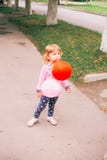 Счастливая маленькая девочка играя с красочной игрушкой раздувает outdoors стоковые фото Счастливая маленькая девочка играя с красочной игрушкой раздувает outdoors стоковые фото