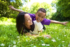 Счастливая мать и сын играя outdoors стоковые фото Счастливая мать и сын играя outdoors стоковые фото