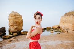 Счастливая милая девушка pinup в красном купальнике посылая поцелуй стоковое фото rf Счастливая милая девушка pinup в красном купальнике посылая поцелуй стоковое фото rf