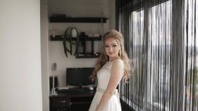 Счастливая невеста усмехаясь и закручивая с утехой в комнате Невеста ждать groom в комнате и усмехаясь с счастьем акции видеоматериалы Счастливая невеста усмехаясь и закручивая с утехой в комнате Невеста ждать groom в комнате и усмехаясь с счастьем акции видеоматериалы